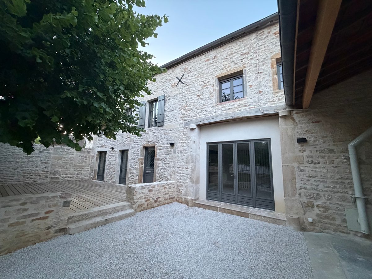 Rénovation complète d'une maison en pierre à Fontaines (intérieur, façade, menuiseries, extérieurs) par Pinto José