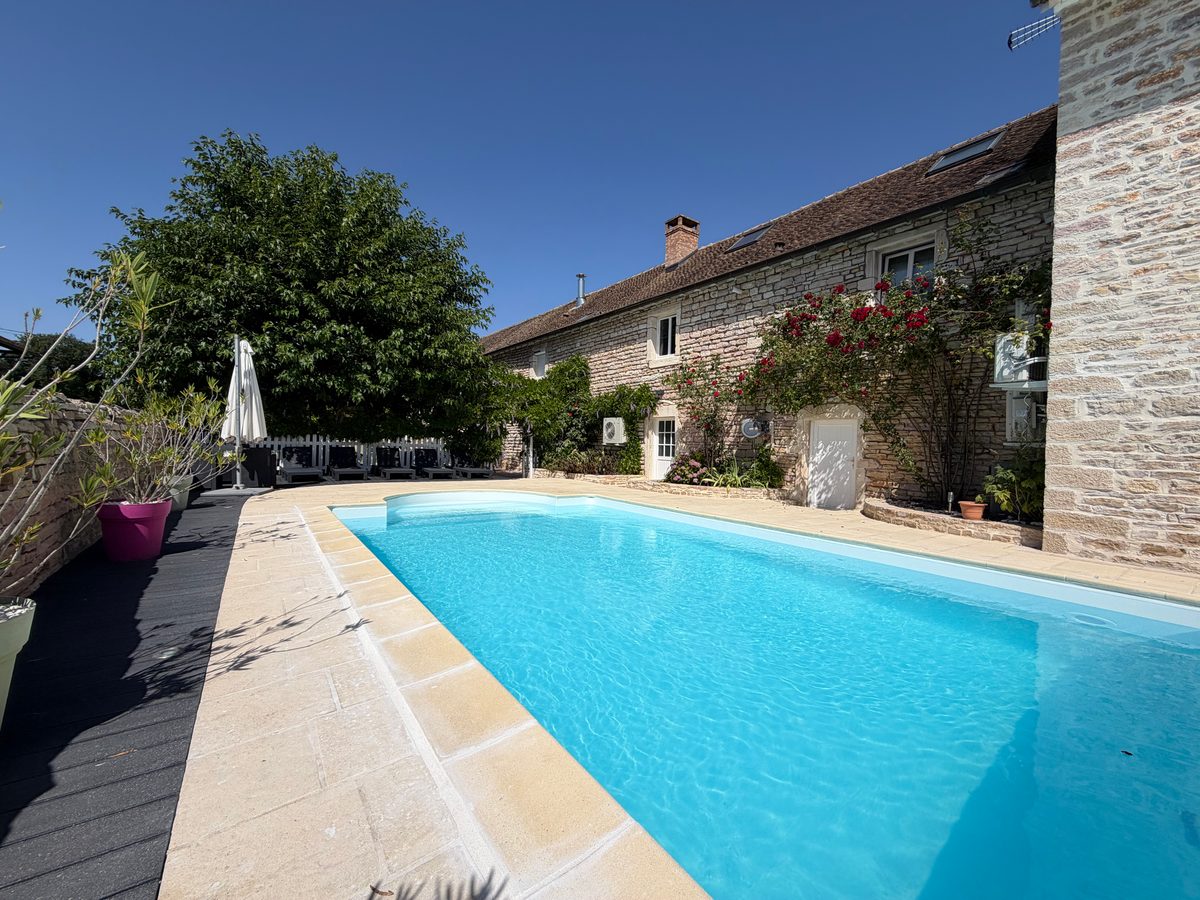 Rénovation complète d'une maison en pierre à Dracy-le-Fort avec intérieur rénové, terrasse et piscine, par Pinto José